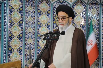 هشدار یک امام جمعه به نمایندگان: در عزل و نصبها دخالت نکنید / گلایه امام جمعه تبریز از کم کاری بانک ها در اعطای وام به زوج های جوان