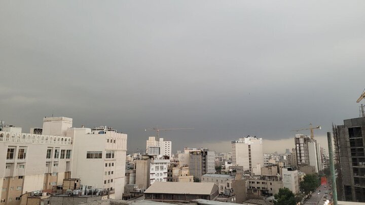 تصاویر از آسمان مشهد را طی 11ثانیه می‌بینید که نشان می‌دهد باران سنگینی...