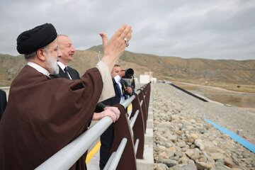 حرکت های دست رئیسی مقابل علی اف