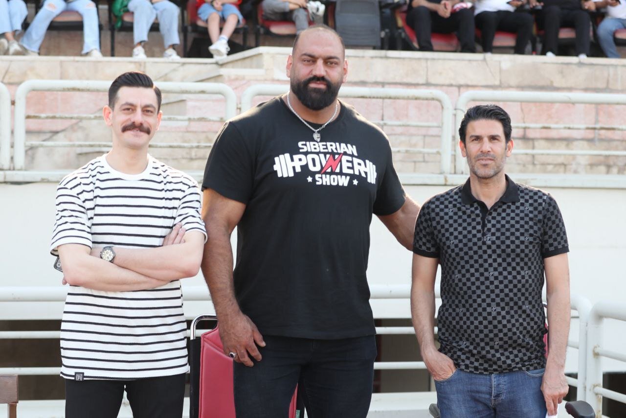 عکس| قهرمان مردان آهنین و بازیگر سینما در جمع پرسپولیسیها