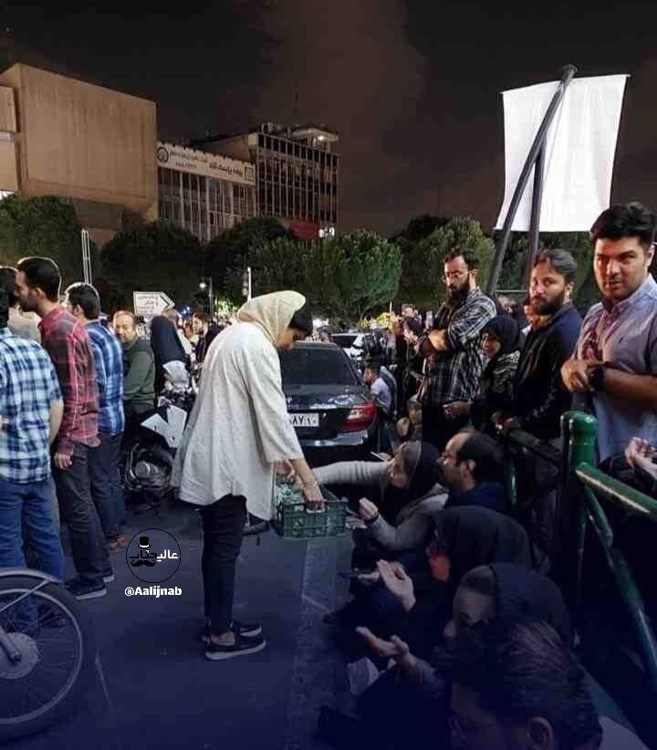 عکس | پخش نذری توسط مردم در میدان ولیعصر برای سلامتی رئیس جمهور