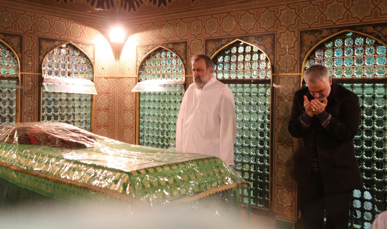 عکس | غبارروبی مضجع شریف رضوی توسط رئیسی به همراه شهید حاج قاسم سلیمانی