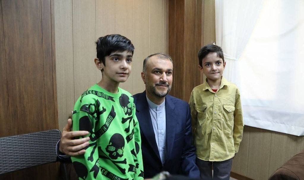 عکس | تصویری از شهید حسین امیرعبداللهیان وزیر امورخارجه در کنار دو پسرش