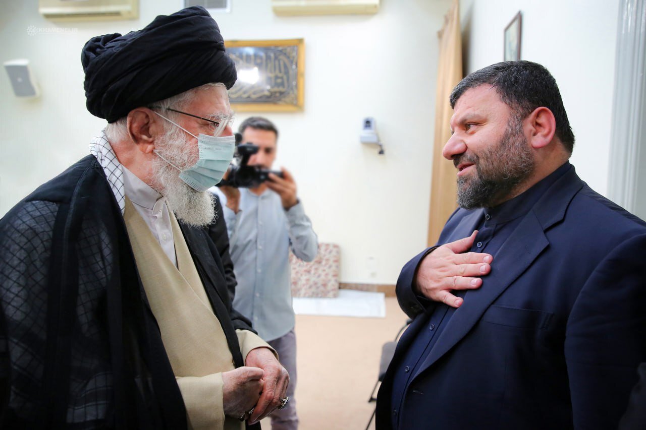 عکس | دیده نشده از سر تیم حفاظت آیت‌الله رئیسی در دیدار با رهبر انقلاب