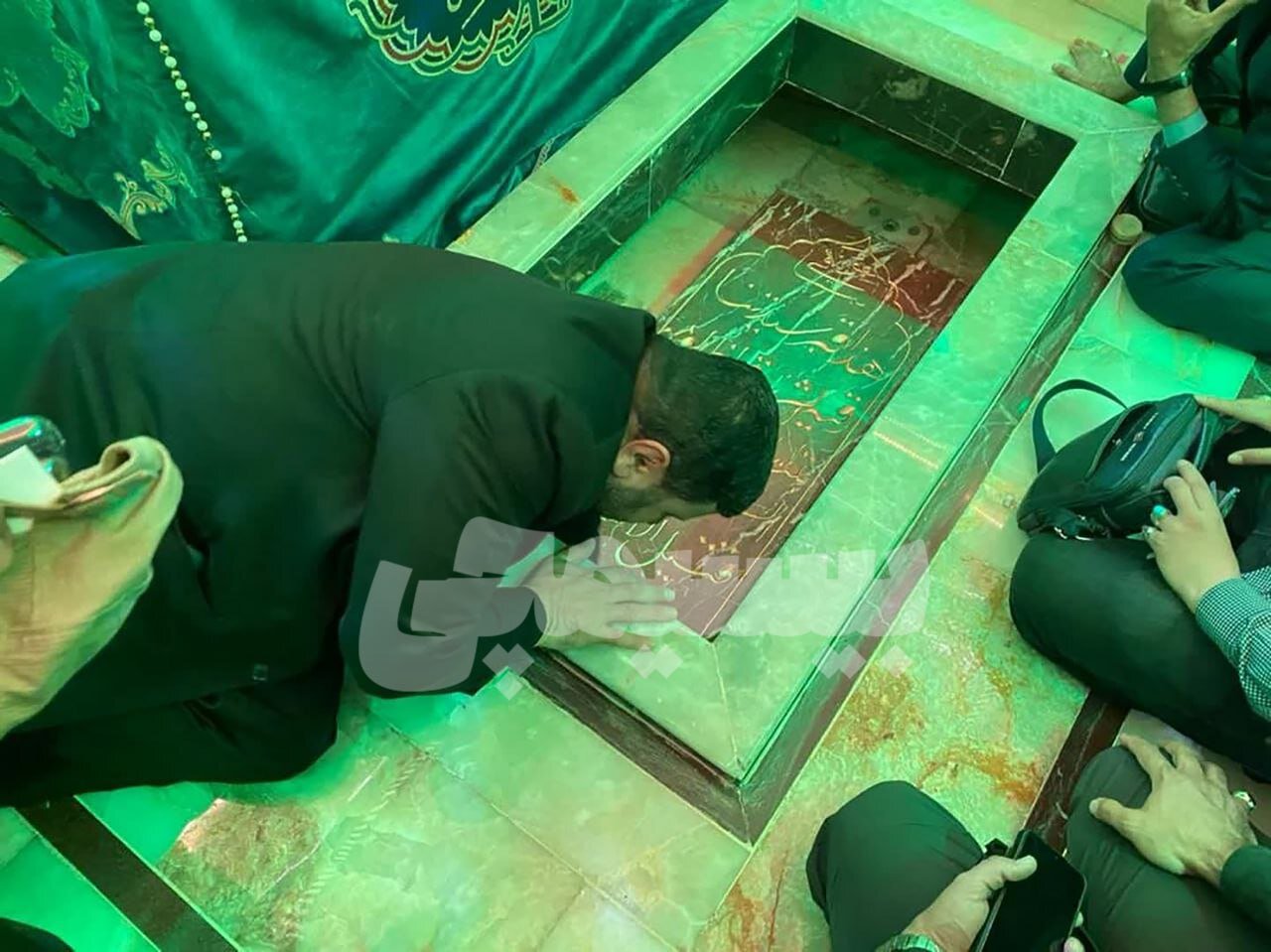 عکس| بوسه زدن شهید سید مهدی موسوی سر تیم حفاظت رئیسی بر قبر مبارک حضرت رقیه (س)