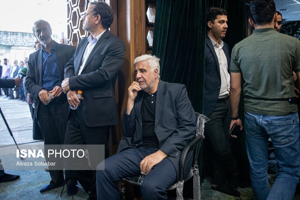 عکس | تصویری از چهره ناراحت و غمگین فرهاد رهبر پس از شهادت رئیس جمهور