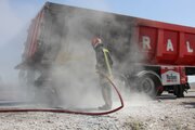 مهار آتش سوزی کامیون حامل گندله آهن در جاده حاجی آباد