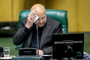 عکس | ادای احترام متفاوت قالیباف در صحن علنی مجلس