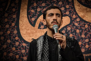 خط و نشان مداح جوان برای مردم و مسئولان ؛ خون آقا را زیر پا بگذارید، شما را له می‌کنیم