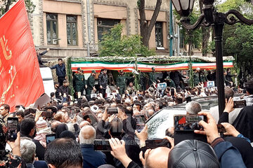 تصاویر |  بدرقه پرشور شهید ابراهیم رئیسی و همراه توسط مردم غیور تبریز