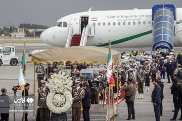 بی تابی و گریه وزرا در لحظه ورود پیکر رئیسی به فرودگاه / تابوت رئیس جمهور روی دستان دژبانان ارتش
