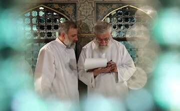 رهبر انقلاب بر پیکر رئیسی نماز اقامه میکنند + جزئیات