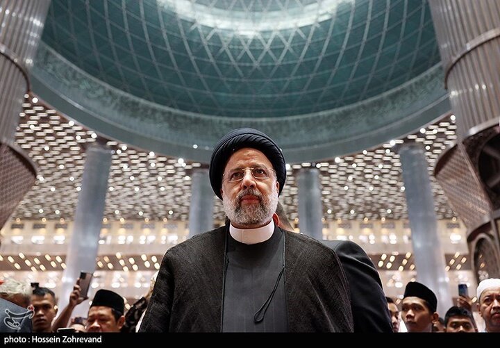 ببینید | تصویری از عمامه ابراهیم رئیسی بر روی تابوت رئیس جمهور شهید