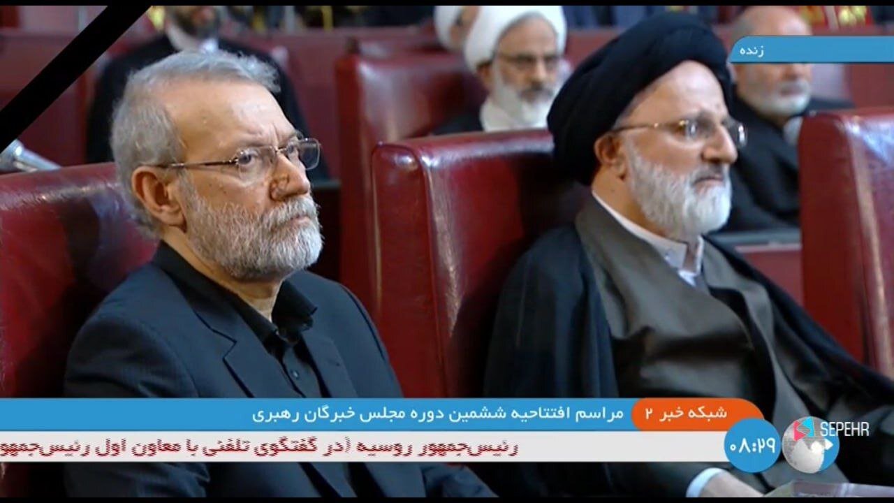 عکسی از علی لاریجانی در مراسم افتتاحیه مجلس ششم خبرگان رهبری