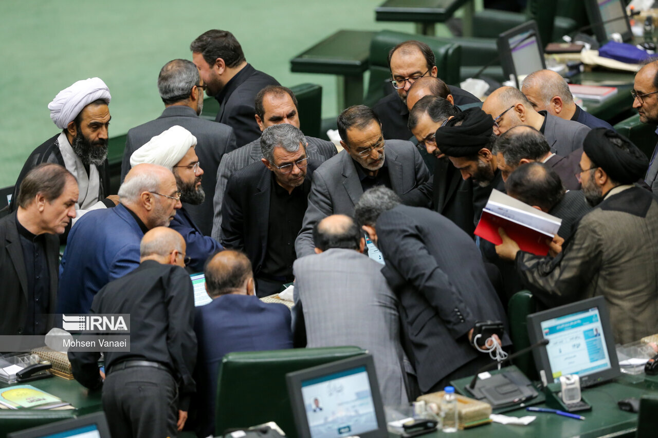 تصاویری از حال و هوای آخرین جلسه علنی مجلس یازدهم