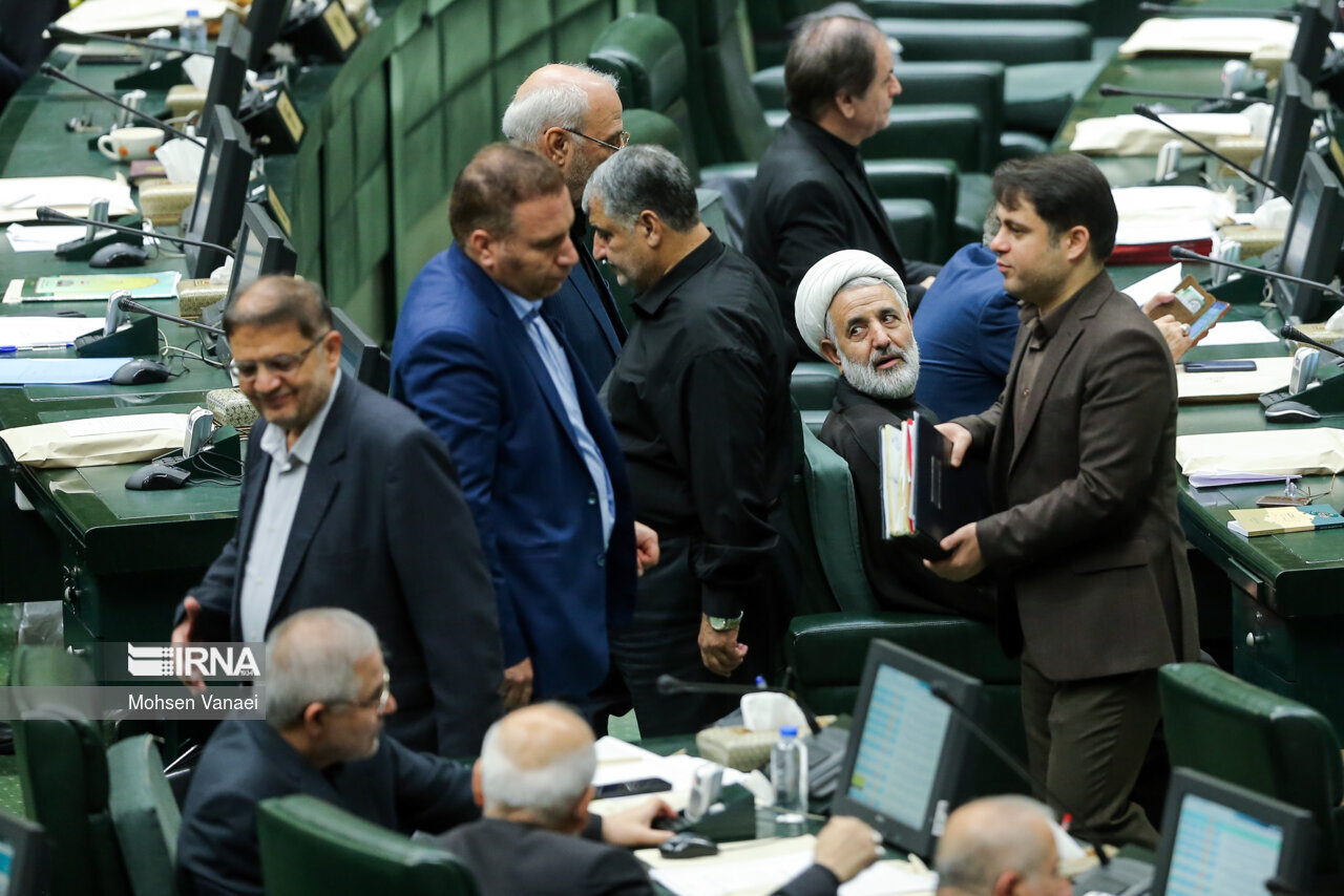 تصاویری از حال و هوای آخرین جلسه علنی مجلس یازدهم