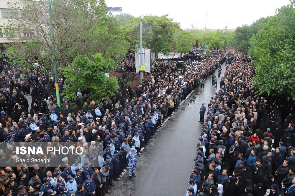 بدرقه پیکر شهدای سانحه بالگرد از سوی مردم تبریز / وداع مردم با رئیس جمهور با چشمان گریان + تصاویر 3