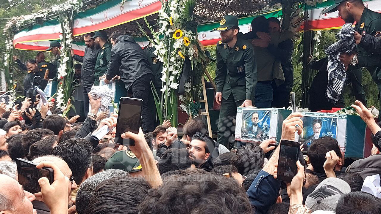 عکس | قاب احساسی از مراسم بدرقه پیکر شهید ابراهیم رئیسی و همراهان در تبریز