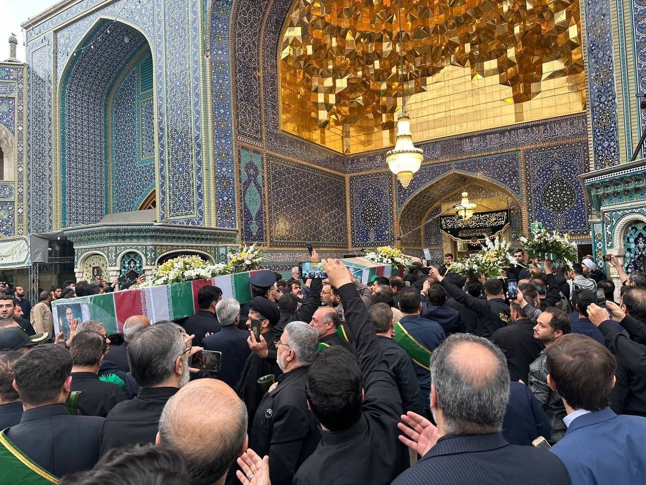 عکسی از طواف پیکر ابراهیم رئیسی، امیرعبداللهیان و سردار موسوی در حرم حضرت معصومه (س) 2