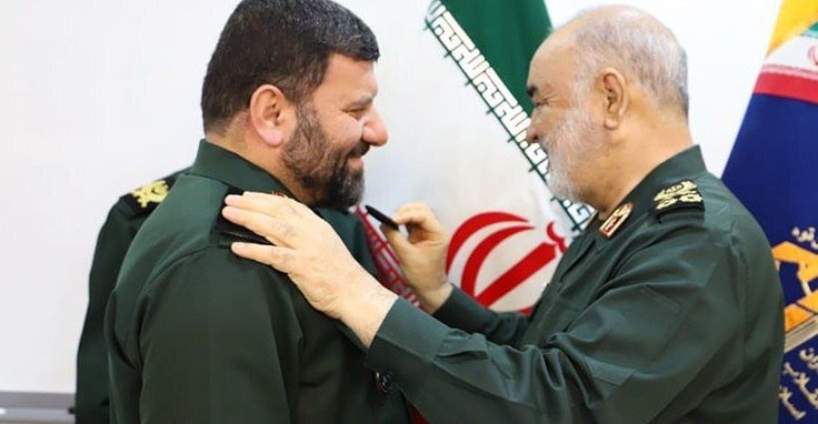 عکسی از اعطای درجه نظامی به سرتیم حفاظت ابراهیم رئیسی توسط فرمانده کل سپاه 2