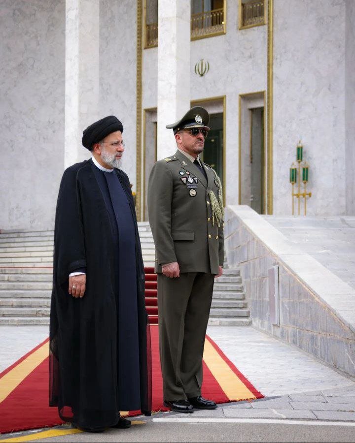 عکس | تصویری از چهره گریان آجودان مخصوص رئیس جمهور در مراسم تشییع شهدا