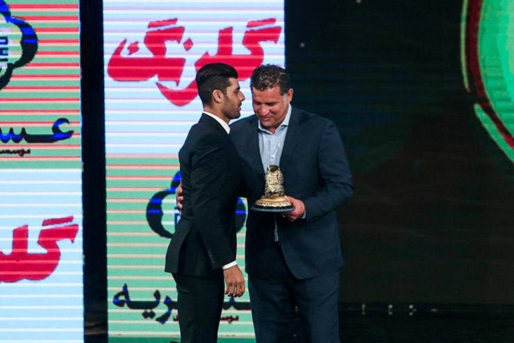 عکس| علی دایی و اهدای نخستین جایزه طارمی