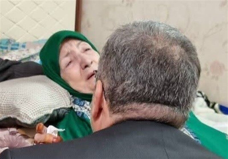 تصاویر تلخ از چهره ماتم زده مادر ابراهیم رئیسی /شهردار به منزل او رفت