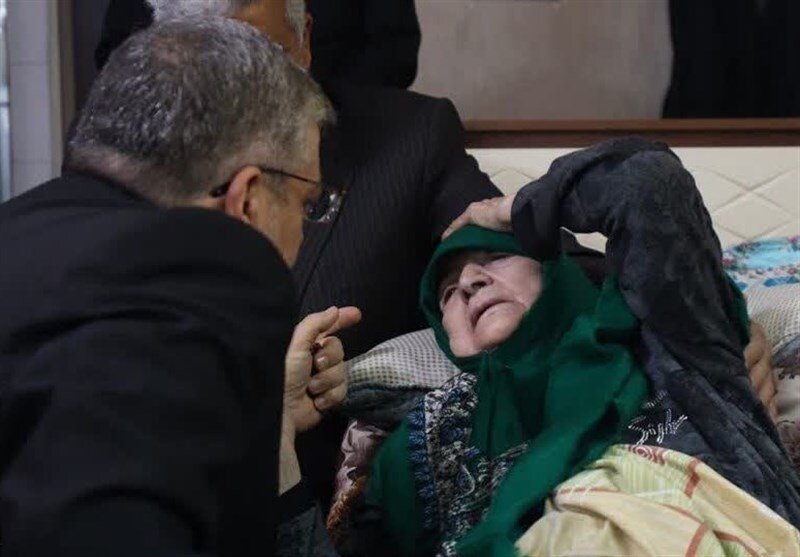 تصاویر تلخ از چهره ماتم زده مادر ابراهیم رئیسی /شهردار به منزل او رفت