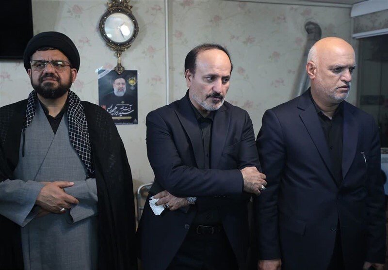 تصاویر تلخ از چهره ماتم زده مادر ابراهیم رئیسی /شهردار به منزل او رفت