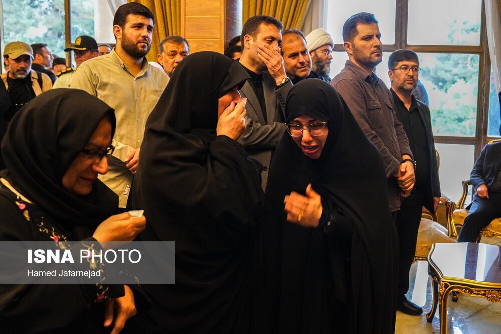 عکس | گریههای سوزناک جمیله علم الهدی در غم از دست دادن ابراهیم رئیسی در فرودگاه مهرآباد