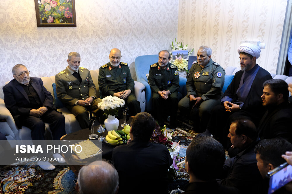 تصاویری از فرماندهان کل ارتش و سپاه در منزل خلبانان شهید سانحه بالگرد رئیسی
