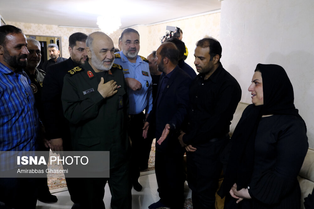 تصاویری از فرماندهان کل ارتش و سپاه در منزل خلبانان شهید سانحه بالگرد رئیسی