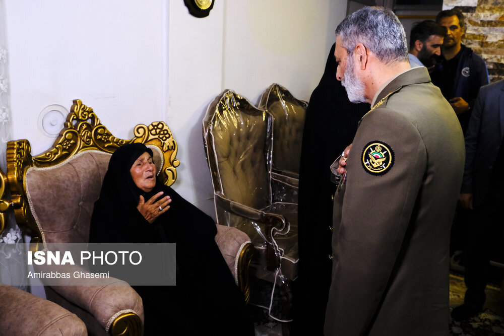 تصاویری از فرماندهان کل ارتش و سپاه در منزل خلبانان شهید سانحه بالگرد رئیسی