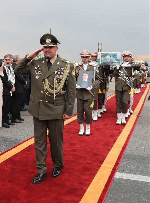 تصویری تلخ از گریه آجودان مخصوص رئیسی در مراسم تشییع او