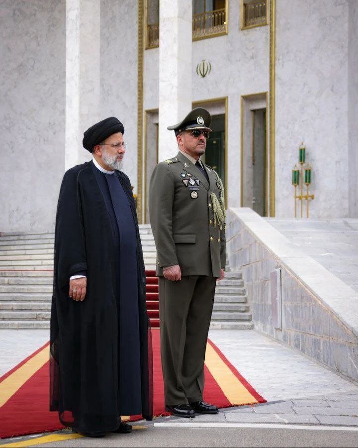 تصویری تلخ از گریه آجودان مخصوص رئیسی در مراسم تشییع او