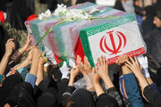 عکس | قابی تاثیربرانگیز از پیرمردی با واکر و عکس رئیسی در مراسم تشییع امروز تهران