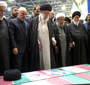 الصلاة على جثامين شهداء الخدمة.. الشوارع المحيطة بجامعة طهران تشهد تدفق حشود كبيرة