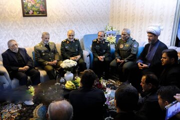 عکس | تصویری متفاوت از  فرماندهان کل ارتش و سپاه در منزل خلبانان کادر پرواز رئیسی