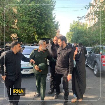 حضور مقامات کشوری و لشکری در تشییع رئیس جمهور شهید و شهدای همراه