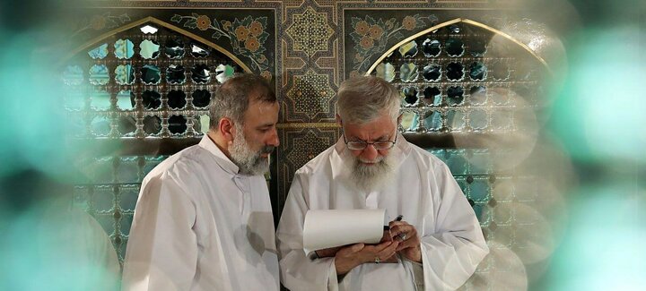 ببینید | لحظه ورود رهبر انقلاب به دانشگاه تهران جهت اقامه نماز بر پیکر شهدای خدمت