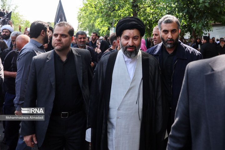 ببینید | گفتگوی میثم خامنه‌ای فرزند مقام معظم رهبری با علم ‌الهدی در مصلی تهران