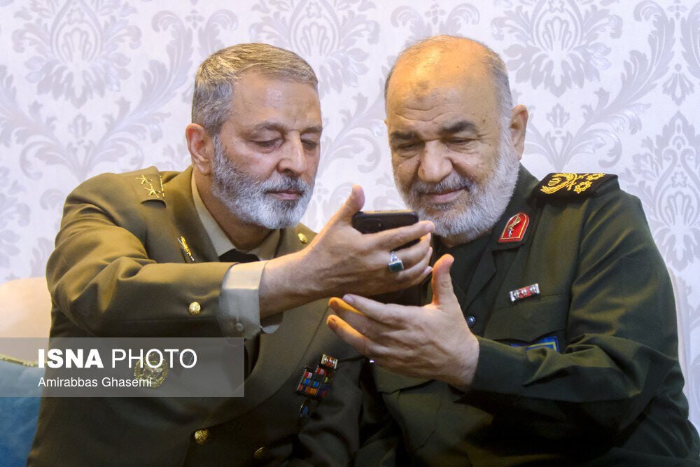 عکس | تصویری متفاوت و خاص از  فرماندهان کل ارتش و سپاه در منزل خلبانان کادر پرواز رئیسی