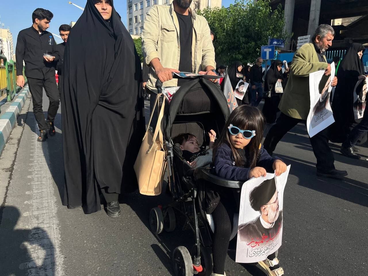 تصاویری از حضور مردم در مراسم تشییع رئیسی و همراهانش 2