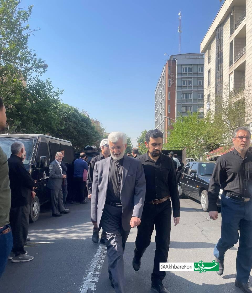 تصویری از سعید جلیلی و ابوترابی فرد در خیابان های منتهی به مراسم تشییع پیکر رئیسی و همراهانش