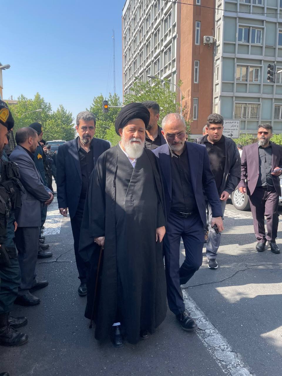 عکس جدید از علم الهدی در مراسم تشییع پیکر دامادش، ابراهیم رئیسی