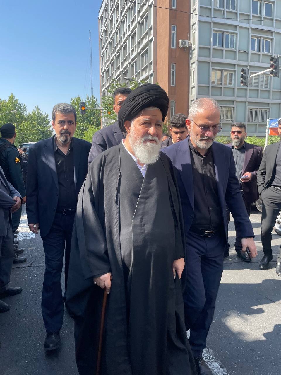 عکس جدید از علم الهدی در مراسم تشییع پیکر دامادش، ابراهیم رئیسی