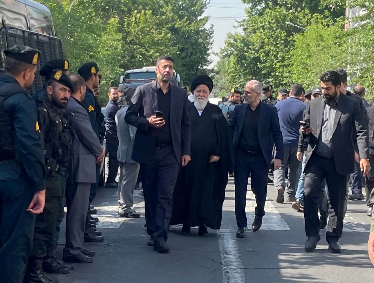 عکس جدید از علم الهدی در مراسم تشییع پیکر دامادش، ابراهیم رئیسی