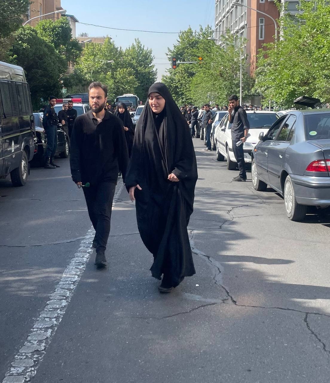 عکسی از دختر و پسر سردار سلیمانی در مسیر رسیدن به مراسم تشییع پیکر رئیسی