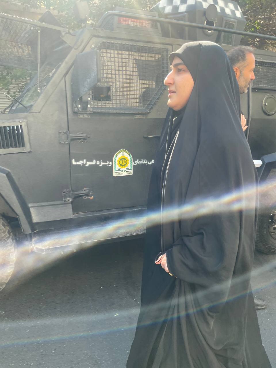 عکسی از دختر و پسر سردار سلیمانی در مسیر رسیدن به مراسم تشییع پیکر رئیسی