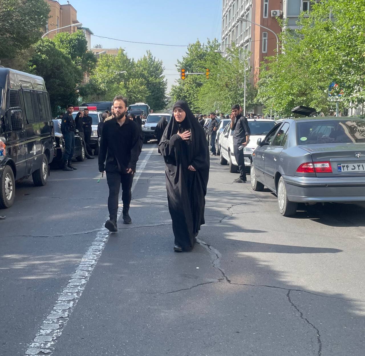 عکسی از دختر و پسر سردار سلیمانی در مسیر رسیدن به مراسم تشییع پیکر رئیسی